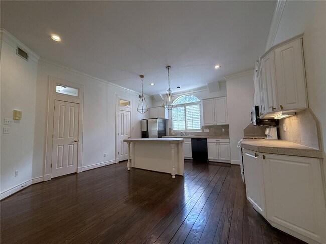 Building Photo - 118 Detering St