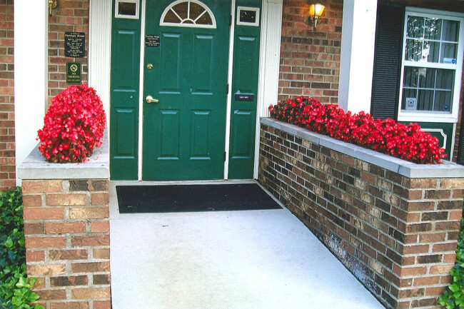 Building Photo - Carriage House