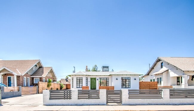Primary Photo - 322 N 17th Dr