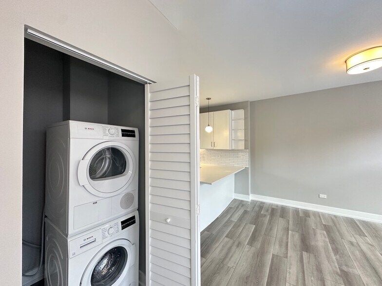 Building Photo - 3853 N Janssen Ave