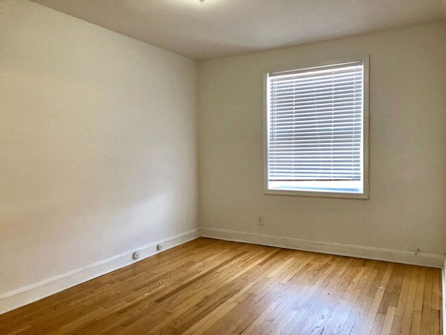 Building Photo - Updated 3 Bedroom Townhome - Edmondson/Hun...