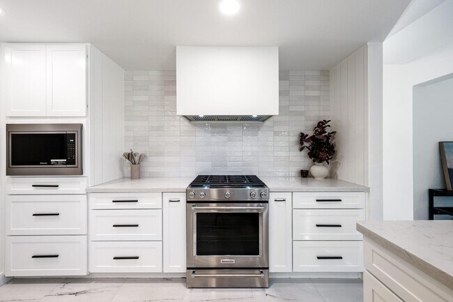 Building Photo - 76817 Manor Ln