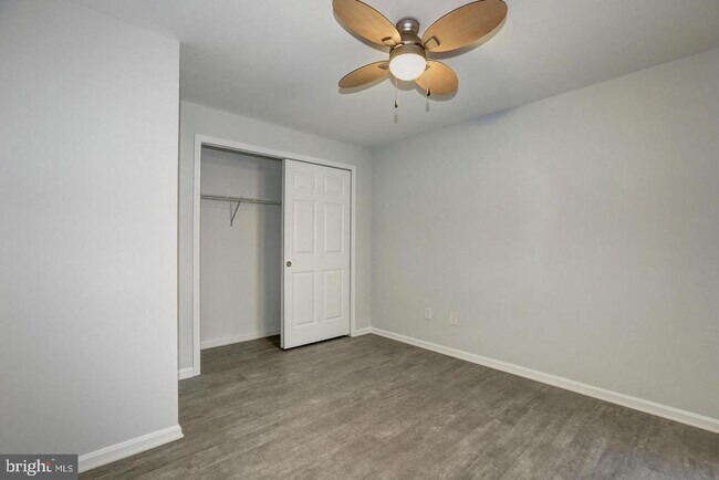Building Photo - 921 Hillside Lake Terrace
