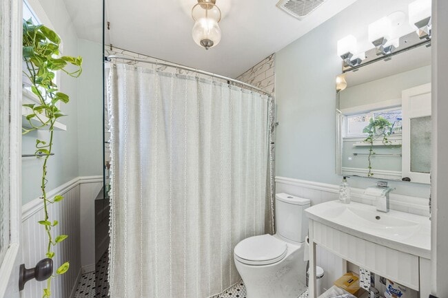 Building Photo - 135 Van Horne St