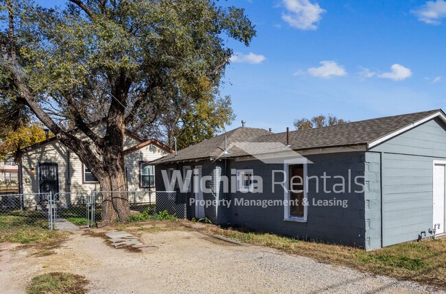 Building Photo - 3 bedroom 1 bath in the Delano District!