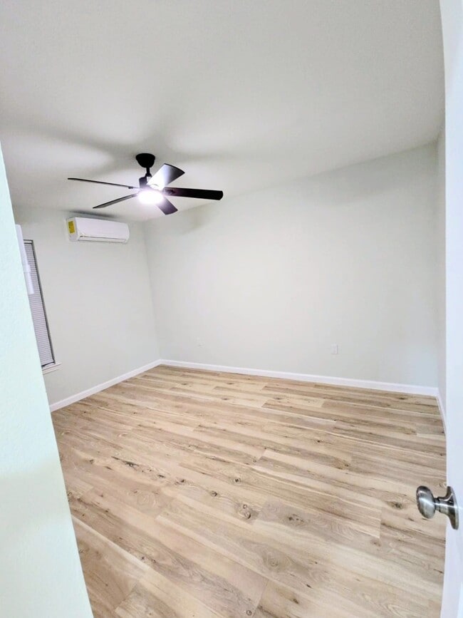 Building Photo - 401 Trichelle St