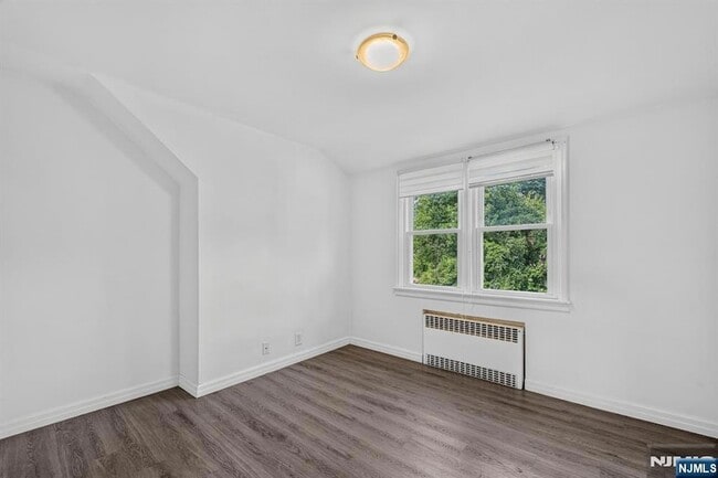 Building Photo - 165 Oak Grove Ave
