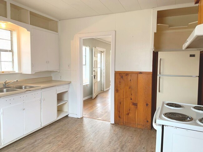 Building Photo - 3 bed 2 bath July Move In - Pre-Leasing