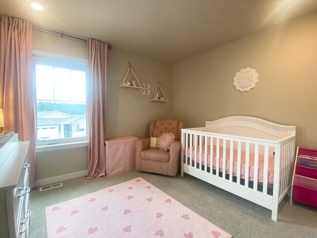 Building Photo - Modern Bonney Lake Home w/ AC  **SHORT TERM LEASE **