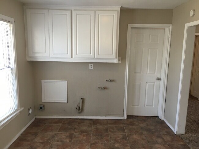 Building Photo - Spacious 3/1 With Back Patio!