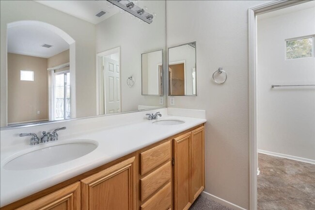 Building Photo - IMMACULATE 2+2 VALENCIA TOWNHOME!