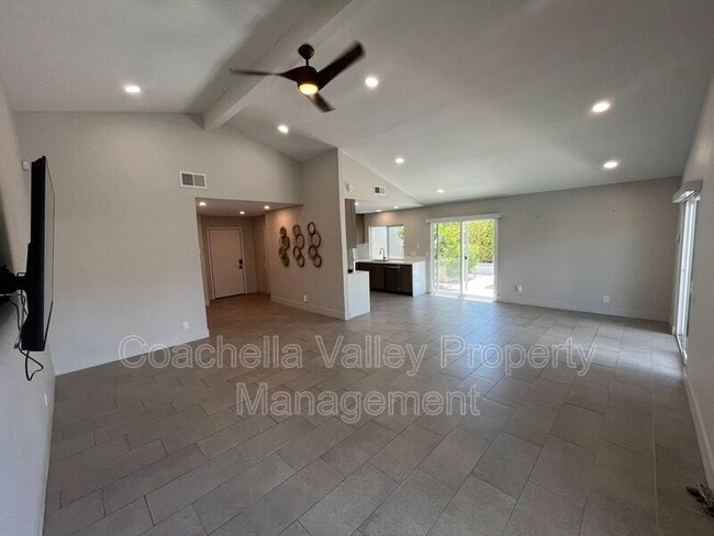 Building Photo - 835 Nueva Vista Dr S