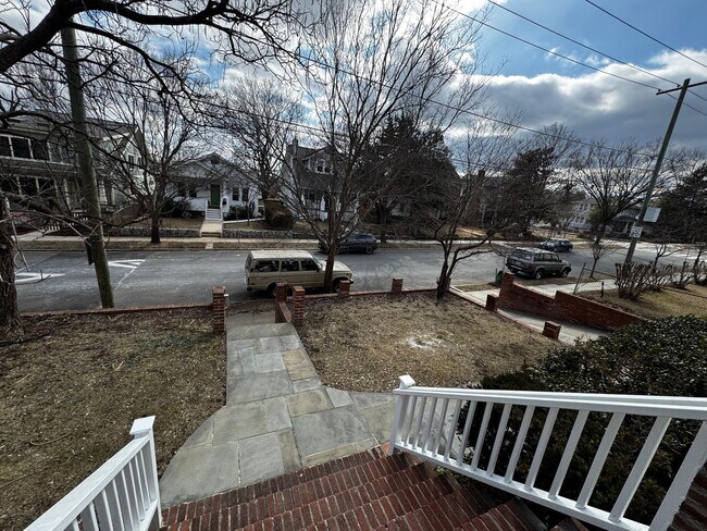 Building Photo - RENOVATED EXPANSIVE 5BD 4BA BRIGHTWOOD HOME