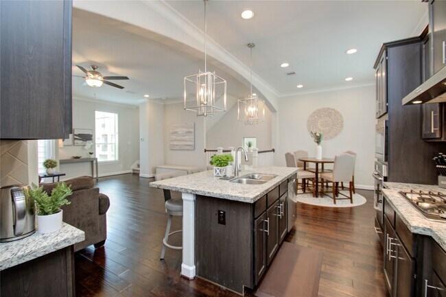 Building Photo - 2015 Royal Landing Dr