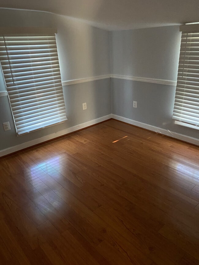 Building Photo - 438 Main St