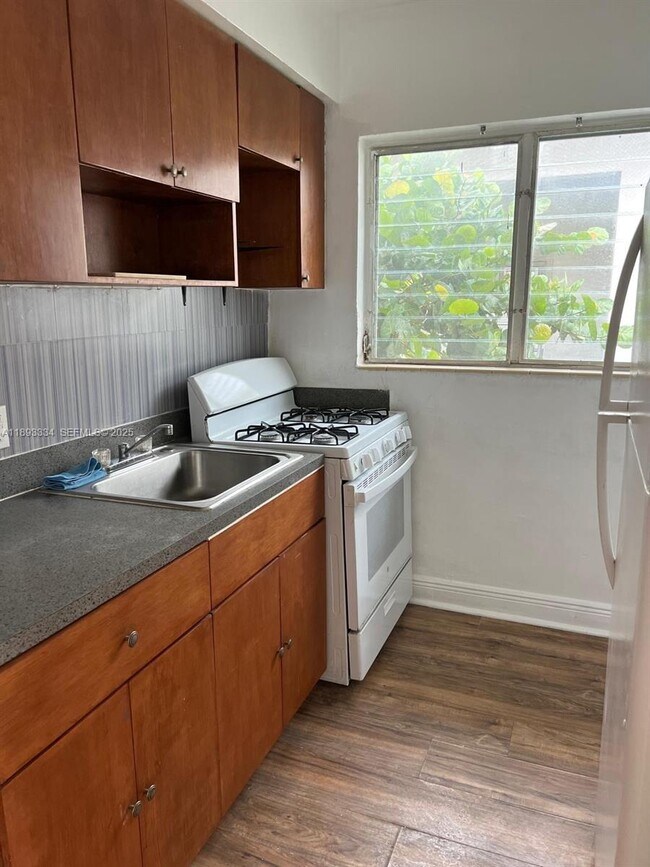 Building Photo - 7333 Byron Ave