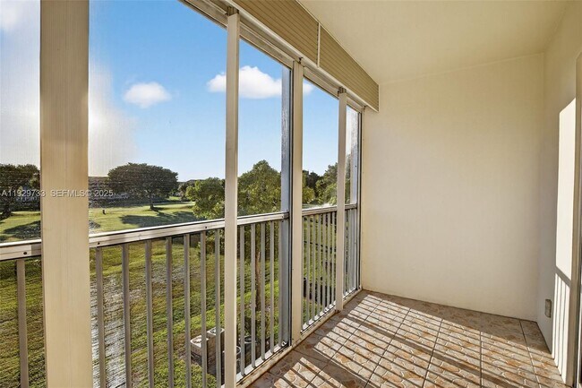 Building Photo - 900 SW 128th Ave