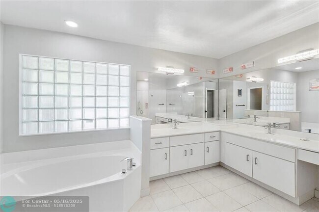 Building Photo - 10434 NW 6th Ct