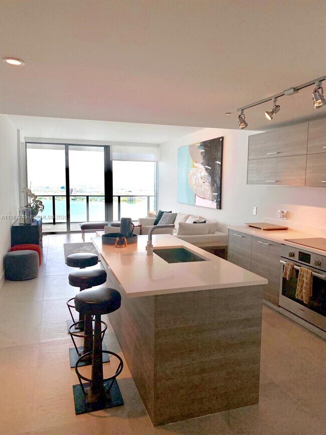 Building Photo - 650 NE 32nd St