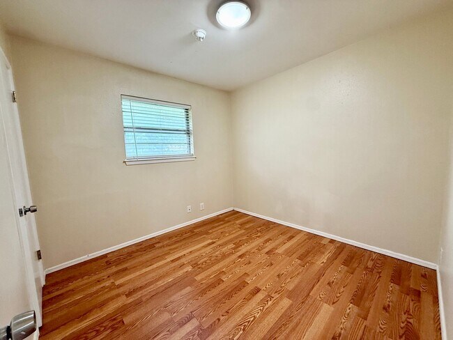 Building Photo - Cute Home w/Great Yard!