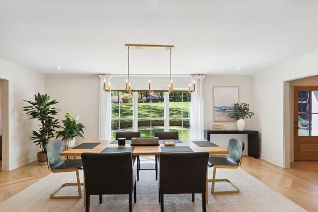 Building Photo - 1007 Somerset Dr NW