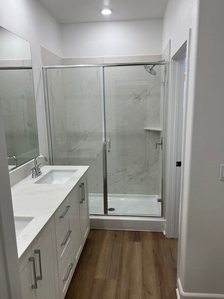 Master bathroom - 438 Caliper Way