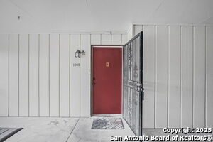 Building Photo - 8702 Village Dr