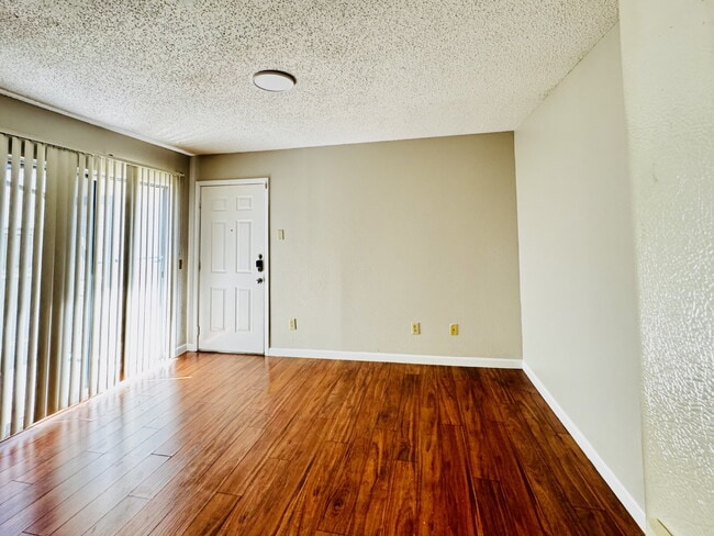 Building Photo - 2 bed, 2 bath, 2 Car Garage, 1-story