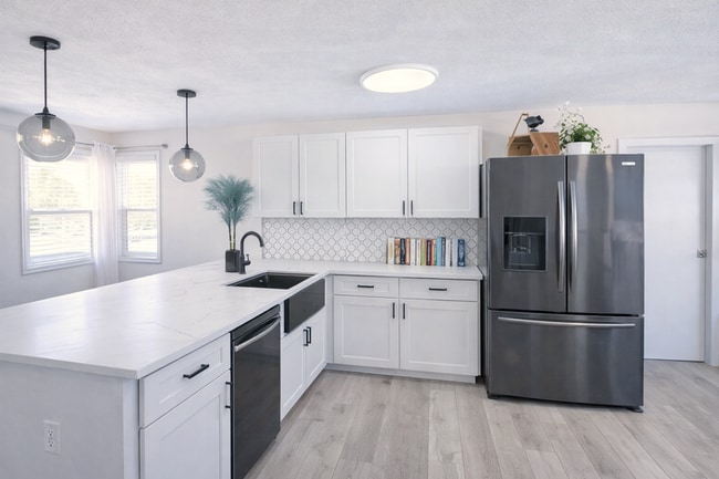 Building Photo - 2563 S Peninsula Dr