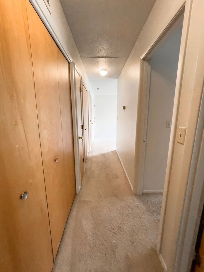 Building Photo - Spacious 2 Bedroom!