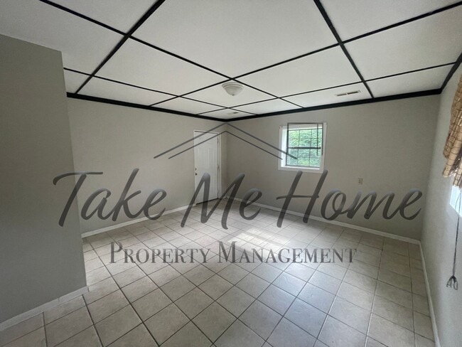 Building Photo - Adorable 2 Bedroom w/ Flex Room!