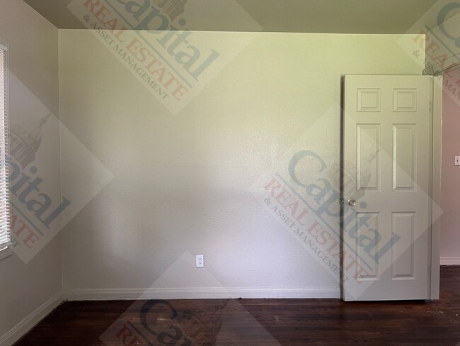 Building Photo - Spacious 3 Bedroom