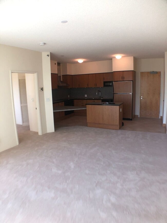 Building Photo - 1 bed, 1 bath, 1 parking with a lanai, loc...