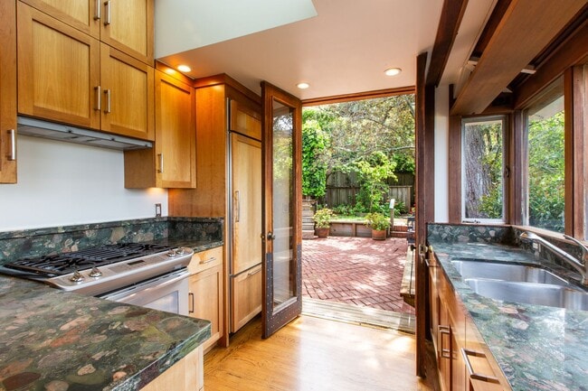 Building Photo - Mid Century Beauty in the Heart of the Banana Belt