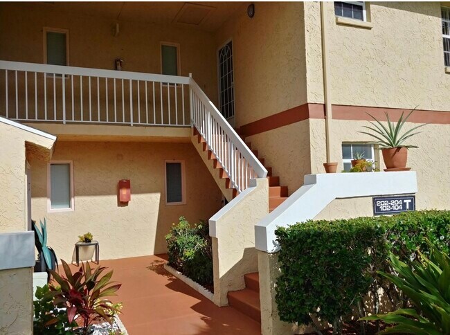 Building Photo - 1562 SE Royal Green Cir