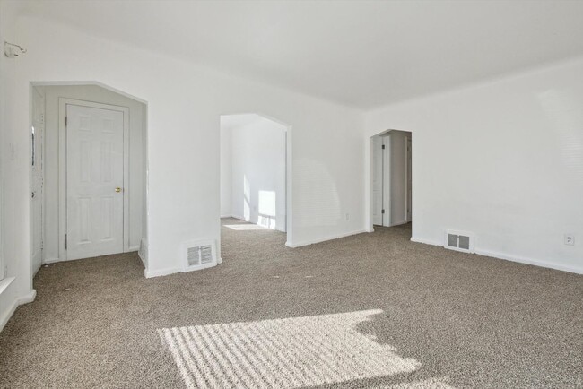 Building Photo - $1095 3 bedroom bungalow