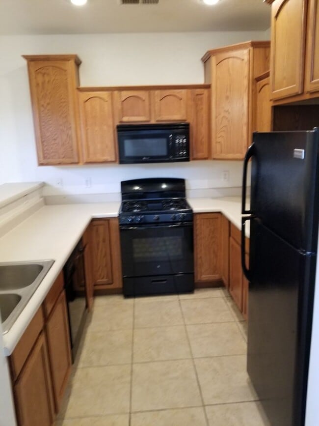 Building Photo - Westside 4 Bed, 2.75 Bath Townhouse w/Garage Next to NAU & CCC! Students OK! Avail. July 10th!
