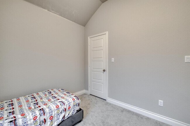 Building Photo - 2424 Orchard Way