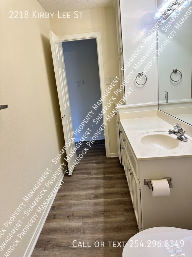Building Photo - Duplex in Midway ISD!
