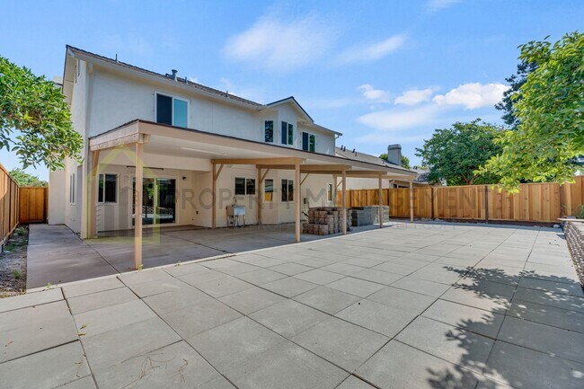 Building Photo - Completely Renovated 4-Bedroom Home with M...
