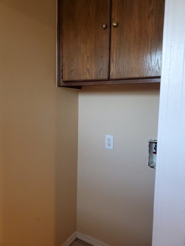 Building Photo - 513 W Matz Ave