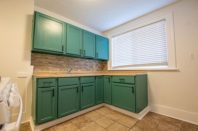 Building Photo - 3 Bedroom Duplex near downtown Omaha