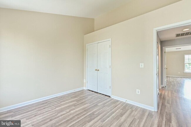 Building Photo - 18541 Sierra Springs Square