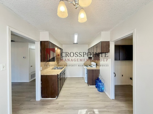 Building Photo - Two Bedroom, 1 Bathroom Duplex!