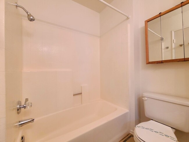 Building Photo - Nice 2-Story 3-Bedroom Condo in Loma Linda!