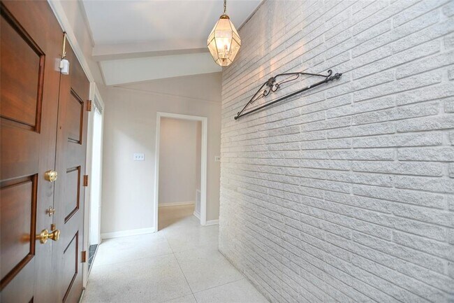 Building Photo - 1215 Briarpark Dr