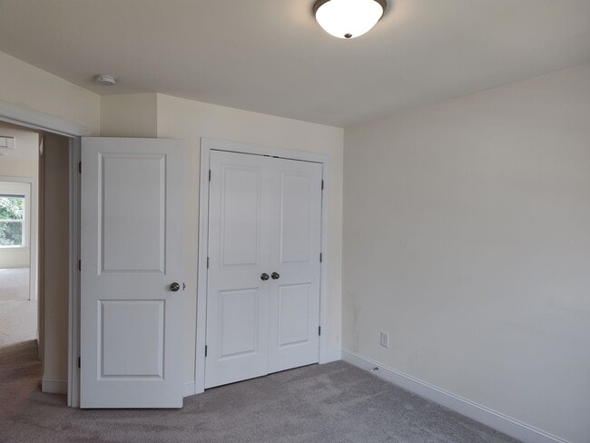 Building Photo - Charming End Unit Townhome located in the ...