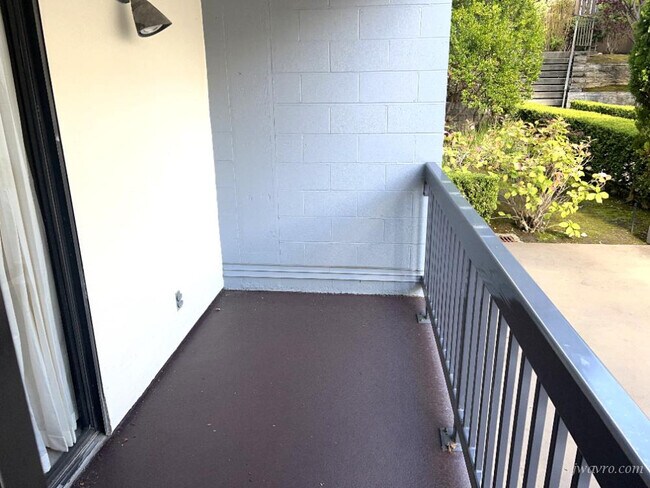 Building Photo - 2085 Bush St