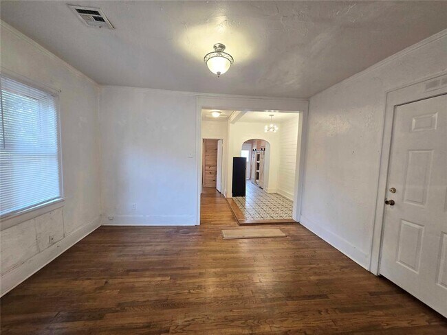 Building Photo - 2203 N Barnes Ave