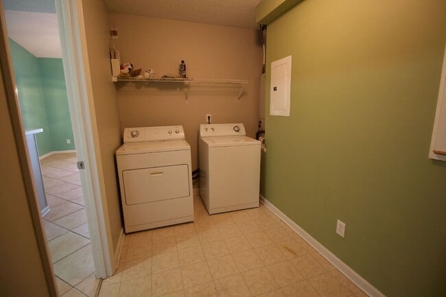 Building Photo - 120 Breezewood Dr
